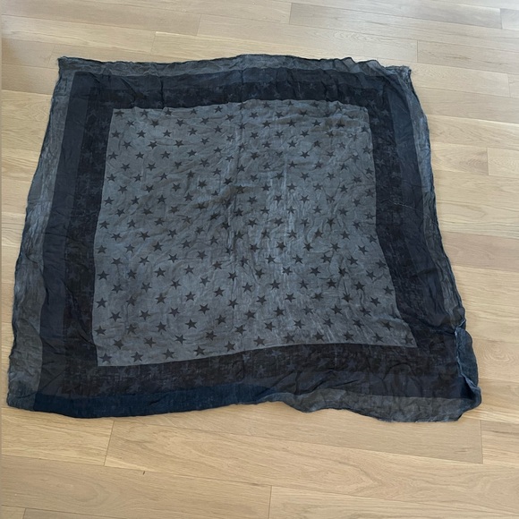 John Varvatos Stars and Stripes American Flag scarf. - Picture 2 of 6